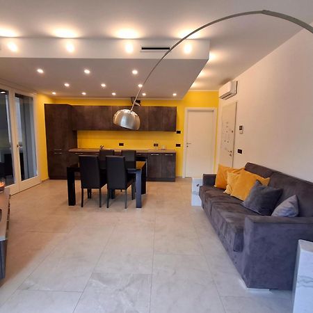 Casa di Como. Esterno foto